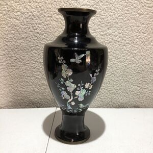 Vintage vase black lacquer over brass with inlay mother of pearl. 13” tall. 😻